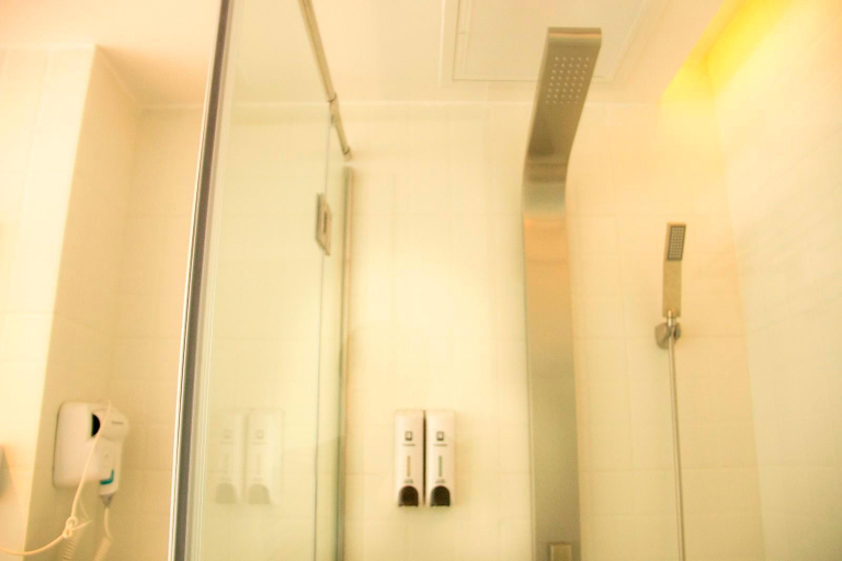 Bathroom 4, 7 Days Hotel Xinyang Mall North Passenger Terminal, Xinyang