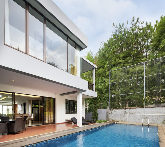 Sport & Beauty 3, Cemara Villa 4 BR with a private pool, Bandung