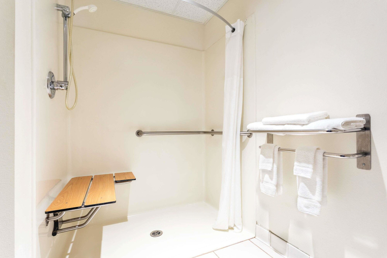 Bathroom 4, Super 8 by Wyndham Cresco IA, Howard