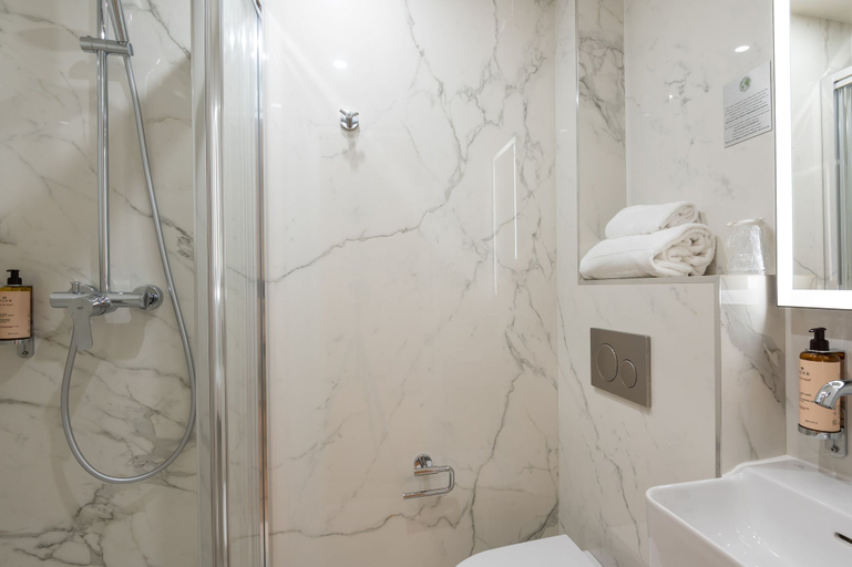 Bathroom 4, Hotel au Coeur de Republique, Paris