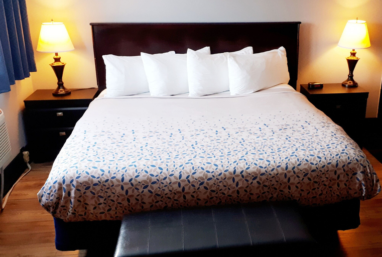 Bedroom 2, Causeway Bay Hotel Sparwood, East Kootenay
