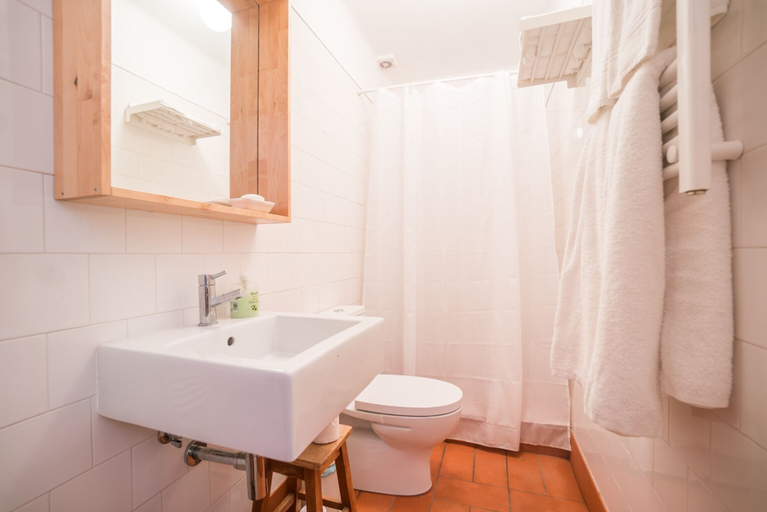 Bathroom 2, Traditional Studio Apartment, Lisbon