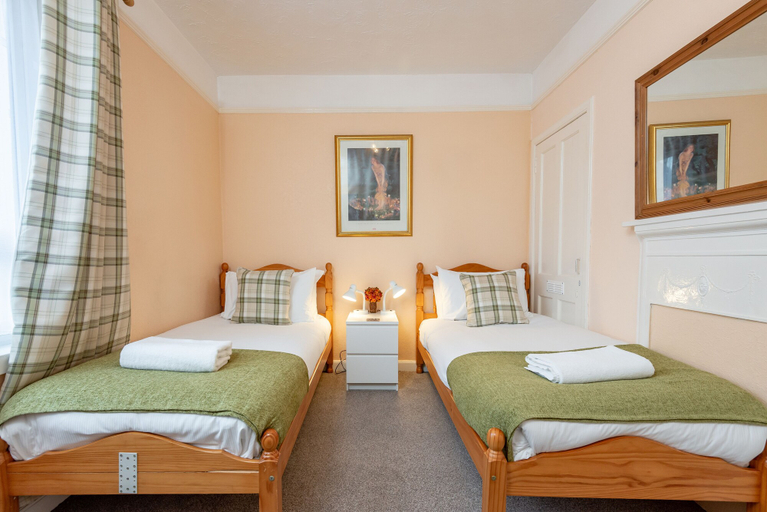 Bedroom 4, Homely Central 2 Bed Flat with Parking, Fife