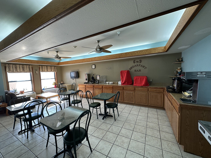 Food & Drinks 5, Super 8 by Wyndham Hampshire IL, Kane