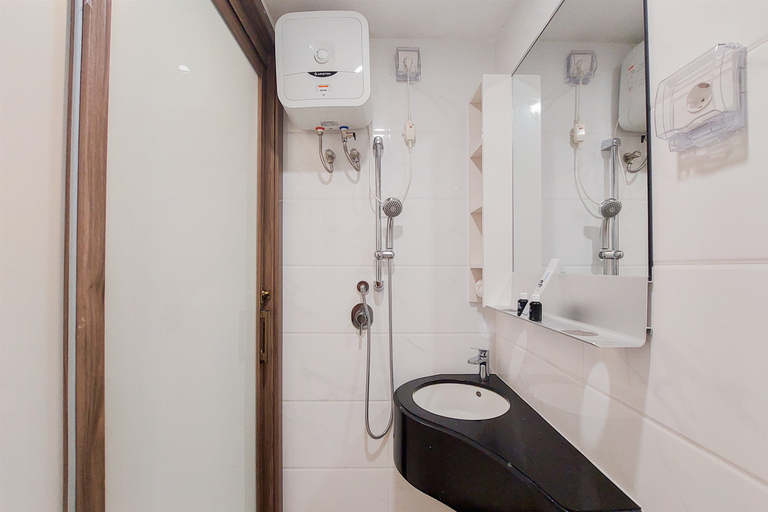 Bathroom 5, Great Choice and Comfy Studio Sky House BSD Apartment By Travelio, South Tangerang