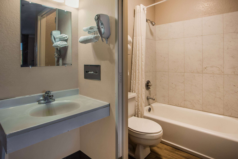 Bathroom 5, Super 8 by Wyndham Vacaville, Solano