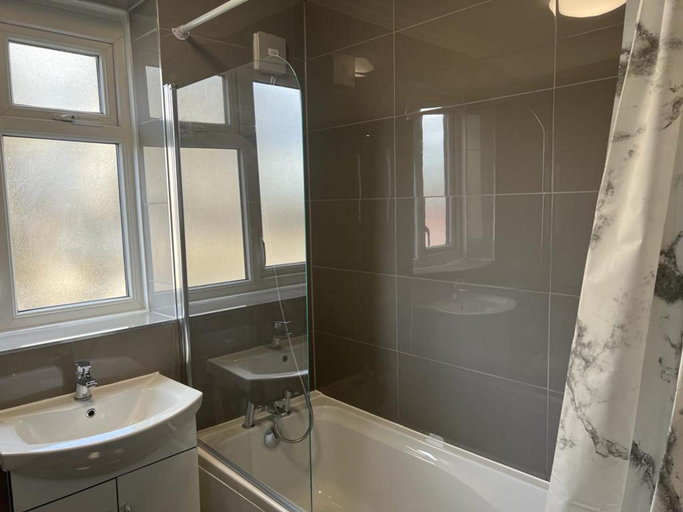 Bathroom 3, Modern Executive 2-bed Apartment in London, London