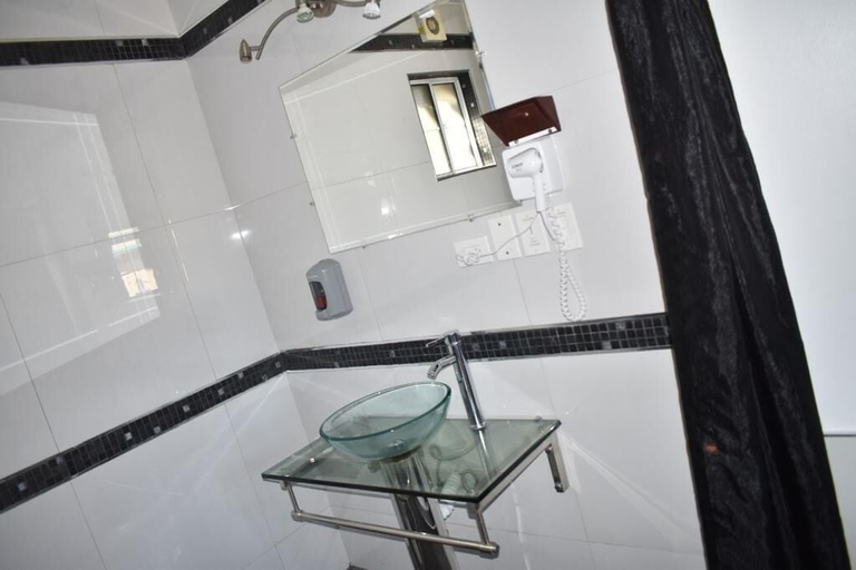 Bathroom, Motel El Refugio, Juárez