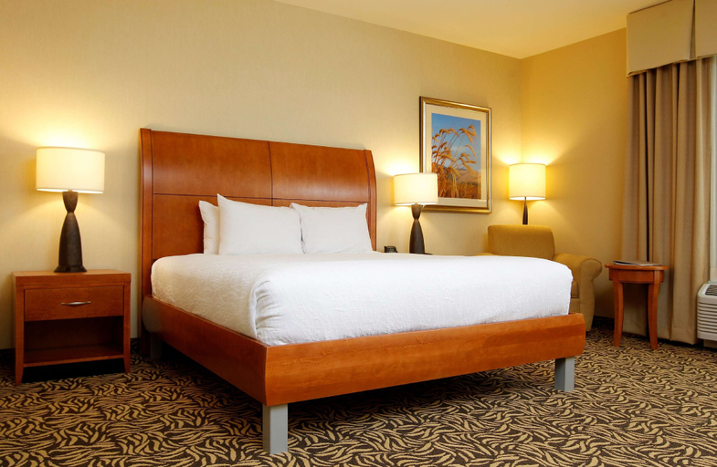 Bedroom 3, Hilton Garden Inn Cedar Falls, Black Hawk