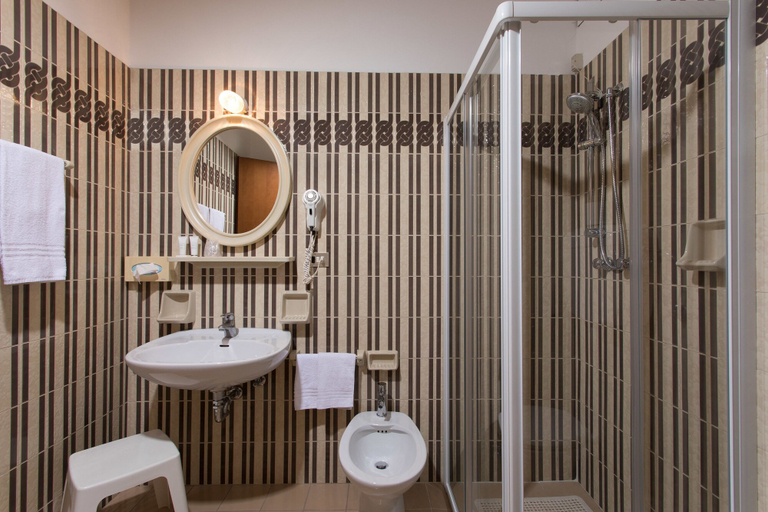 Bathroom 4, Hotel Diana, Venezia