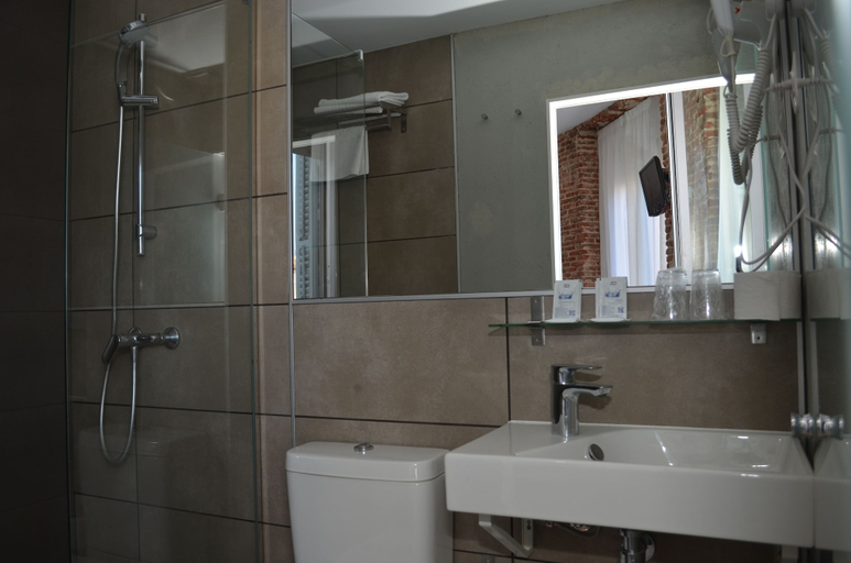 Bathroom 3, Hostal San Lorenzo, Madrid