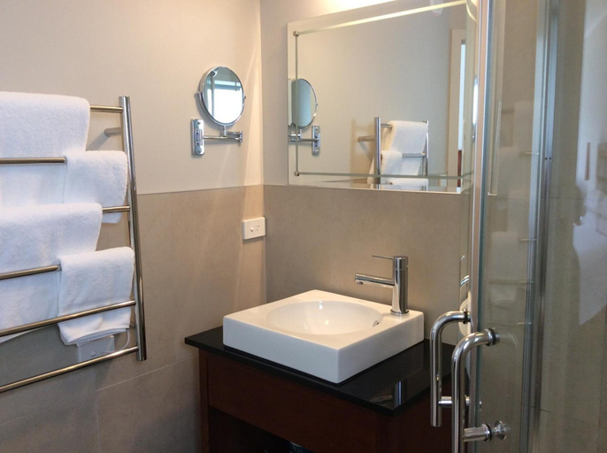 Bathroom 3, City Corporate Motor Inn, Palmerston North