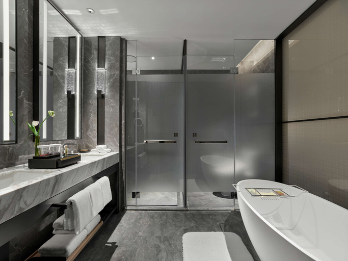 Bathroom 4, DoubleTree by Hilton Chengdu Riverside - Close to Panda Base and Chengdu East Railway, Chengdu