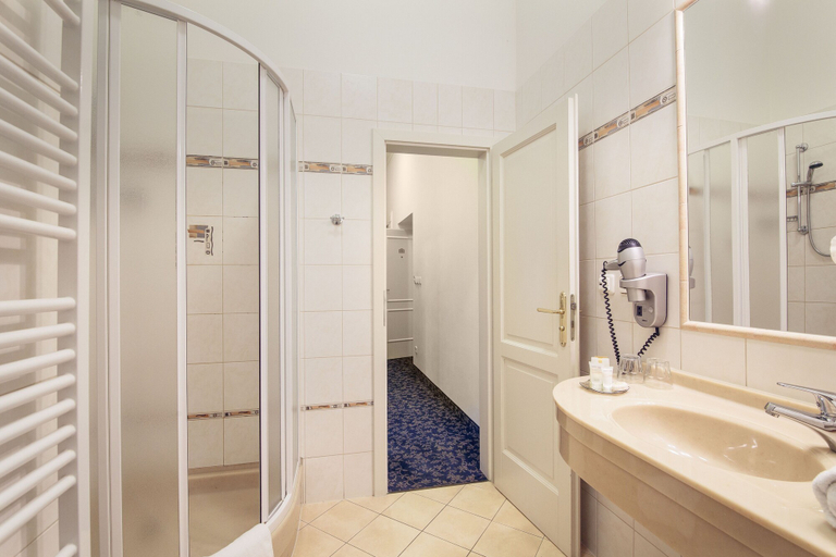 Bathroom 4, Ontario Hotel Garni, Karlovy Vary