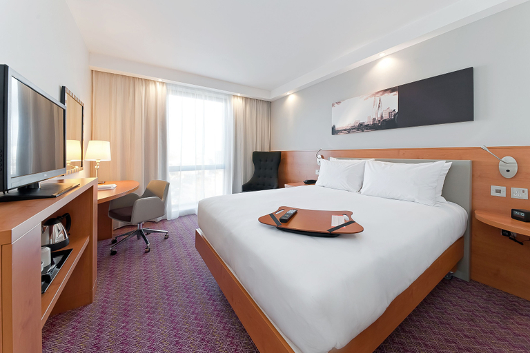 Bedroom 3, Hampton by Hilton London Waterloo, London