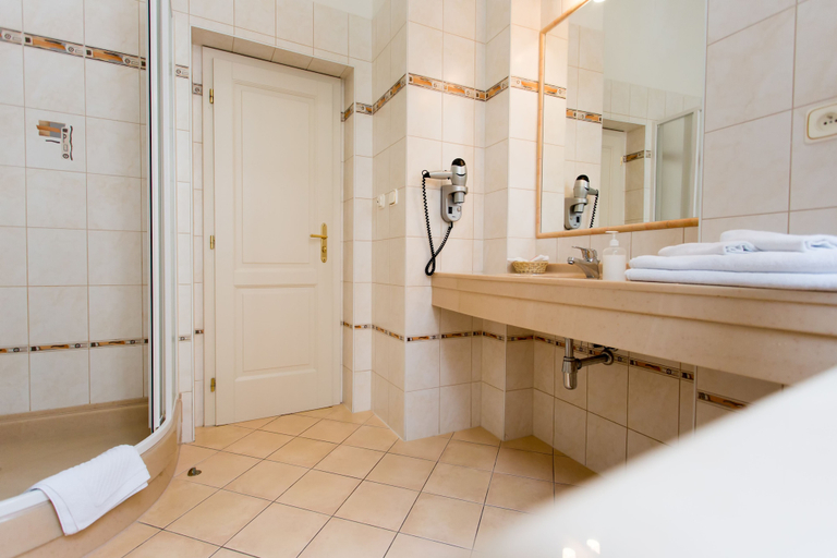 Bathroom 4, Ontario Hotel Garni, Karlovy Vary