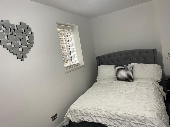 Bedroom 2, Modern Executive 2-bed Apartment in London, London