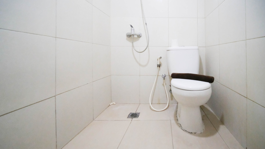 Bathroom 5, Homey Studio Connected to Mall at Orchard Supermall Mansion Apartment By Travelio, Surabaya