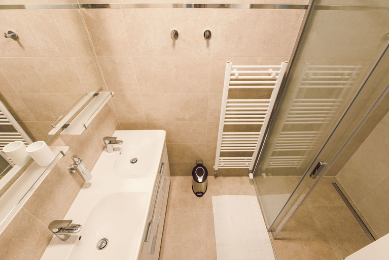 Bathroom 4, King's Residence, Praha 7