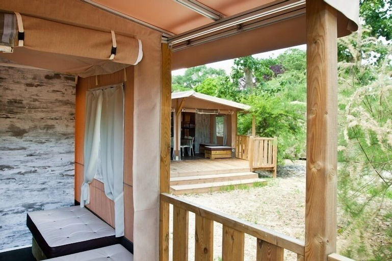 Exterior & Views 9