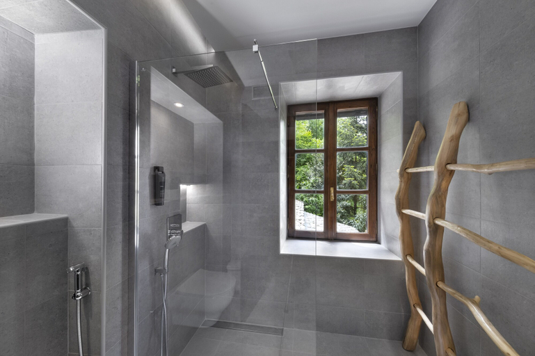 Bathroom 4, Palios Stathmos, Thessaly
