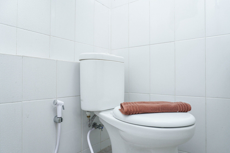Bathroom 5, Cozy And Minimalist 2Br Apartment At Pakubuwono Terrace, South Jakarta