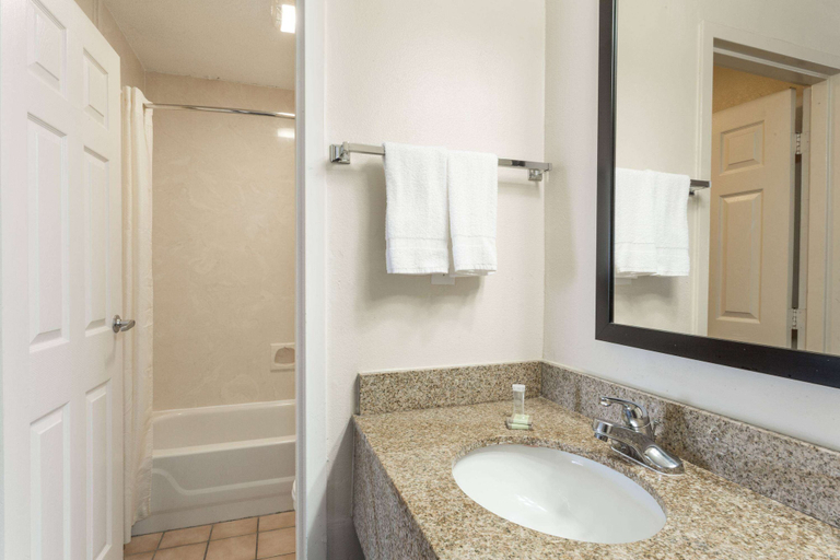 Bathroom 4, Super 8 by Wyndham Slidell, Saint Tammany