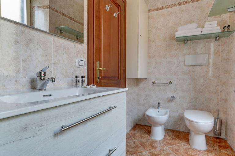Bathroom 4, Colosseo Green Park – Home and More, Roma