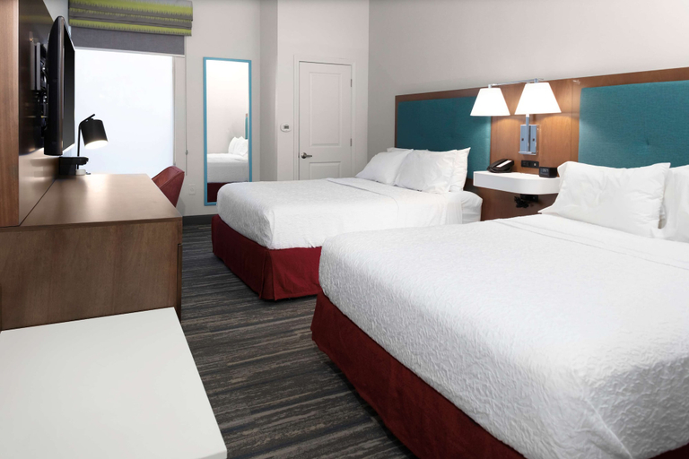 Bedroom 3, Hampton Inn by Hilton Concord/Bow, Merrimack