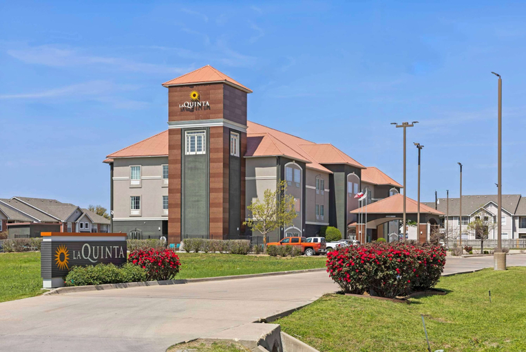 Exterior & Views 2, La Quinta Inn & Suites by Wyndham Hillsboro, Hill