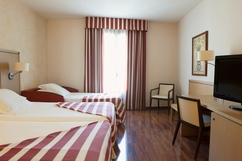 Bedroom 2, Duran Hotel & Restaurant, Girona