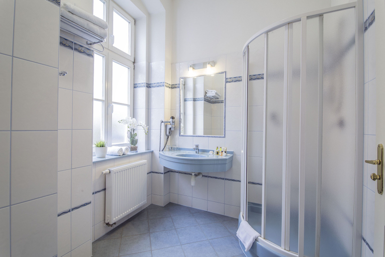Bathroom 3, Ontario Hotel Garni, Karlovy Vary