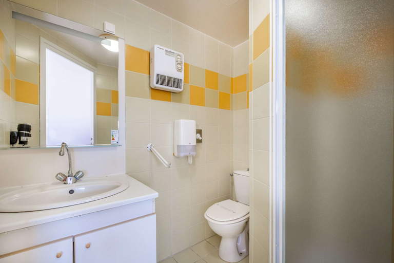 Bathroom 4, Comfort Hotel Etampes, Essonne