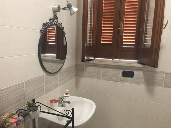 Bathroom 5, B&B San Lorenzo, Bari
