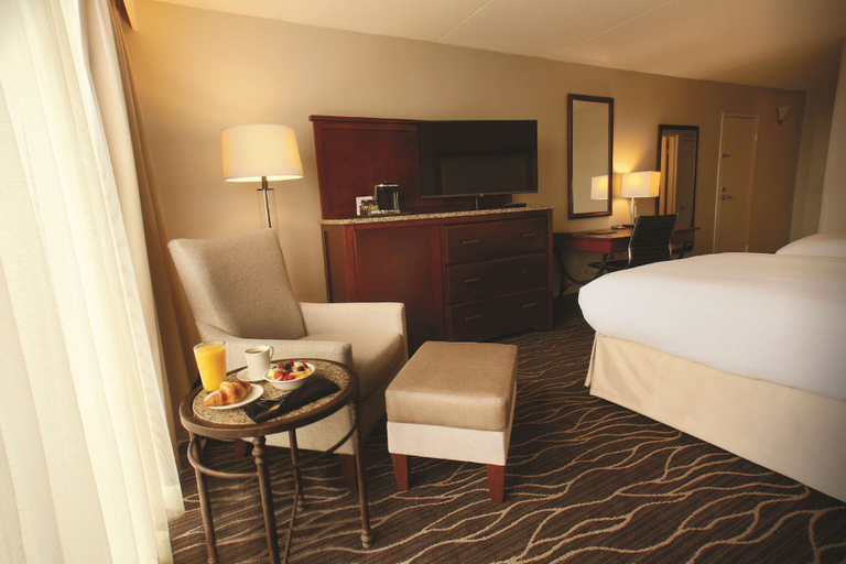 Bedroom 3, Hilton Kansas City Airport, Kansas City