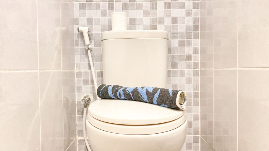 Bathroom 5, Warm and Simply Studio at Tokyo Riverside PIK 2 Apartment By Travelio, Tangerang