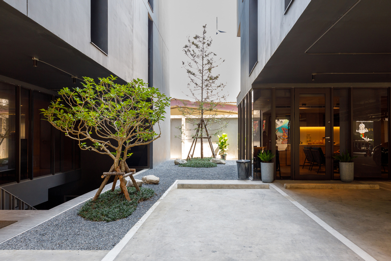 Exterior & Views 30