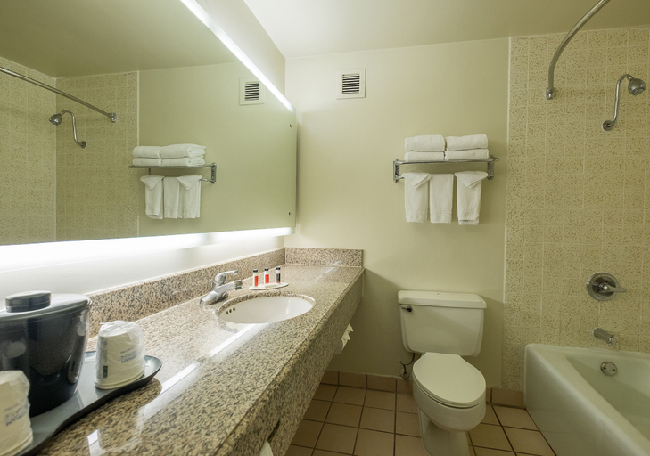 Bathroom 4, Howard Johnson by Wyndham Fullerton/Anaheim Conference Cntr, Orange