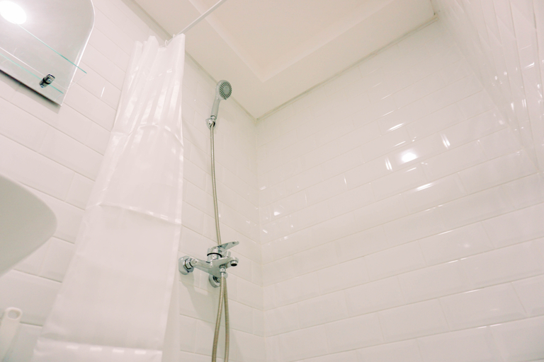 Bathroom 2, Modern and Cozy Studio Loft Apartment at Kingland Avenue By Travelio, Tangerang