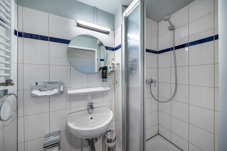 Bathroom 5, a&o Dresden Hauptbahnhof - Hostel, Dresden