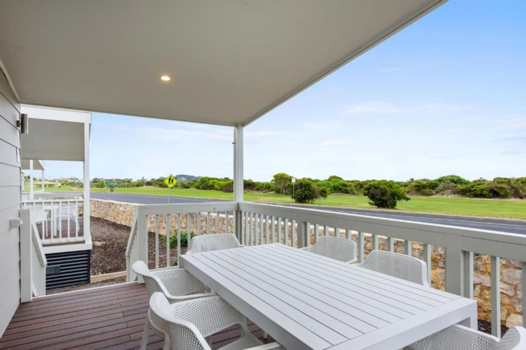 Exterior & Views 4