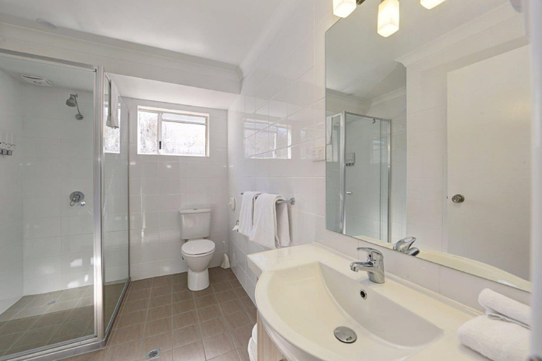 Bathroom 4, Smart Motel Bert Hinkler, Bundaberg