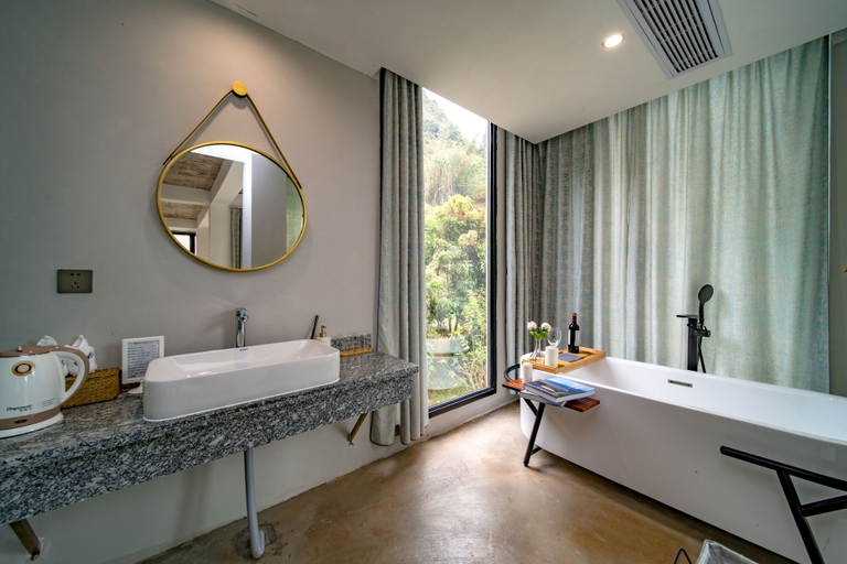 Bathroom 4, Yangshuo Serene Cove Hotel, Guilin