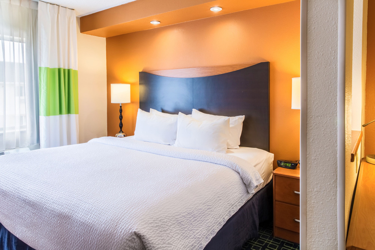 Bedroom 3, Fairfield Inn & Suites Fargo, Cass