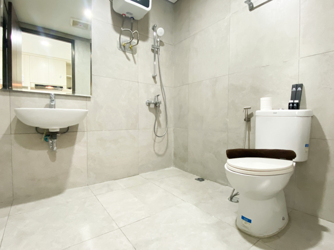 Bathroom 5, Cozy Stay and Homey Studio Pollux Chadstone Apartment By Travelio, Cikarang