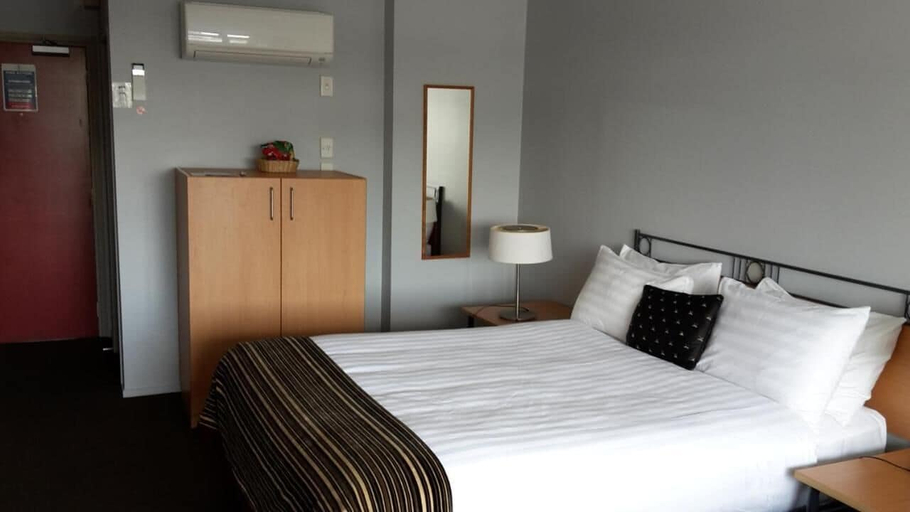 Bedroom 2, Off Broadway Motel, Waitakere