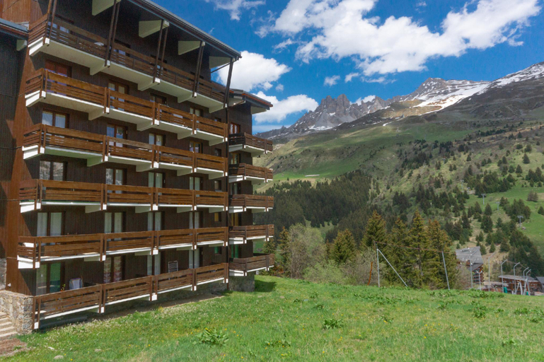 Exterior & Views