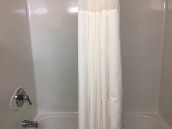 Bathroom 5, Quality Inn Hermitage South, Mercer