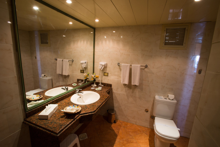 Bathroom 5, Arabia Azur Resort - All Inclusive, Al-Ghurdaqah