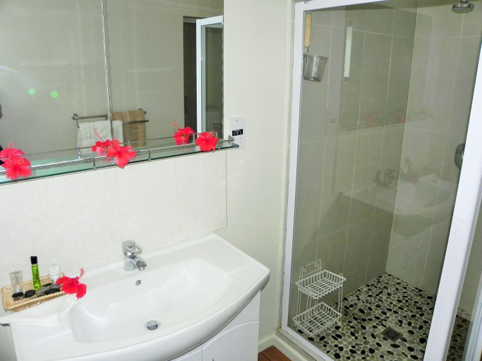 Bathroom 3, Hillside Retreat